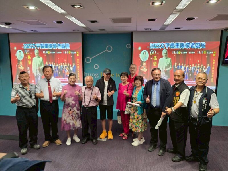 圖文:白沙屯媽祖首度駐駕加持痛苦歌王 81歲高齡挑戰金氏世界紀錄2天唱3場。
