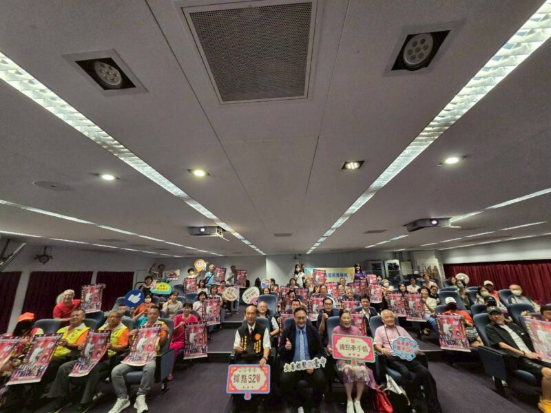 圖文:白沙屯媽祖首度駐駕加持痛苦歌王 81歲高齡挑戰金氏世界紀錄2天唱3場。