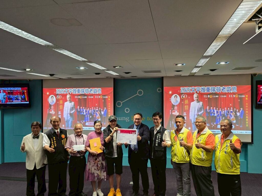 圖文:白沙屯媽祖首度駐駕加持痛苦歌王 81歲高齡挑戰金氏世界紀錄2天唱3場。