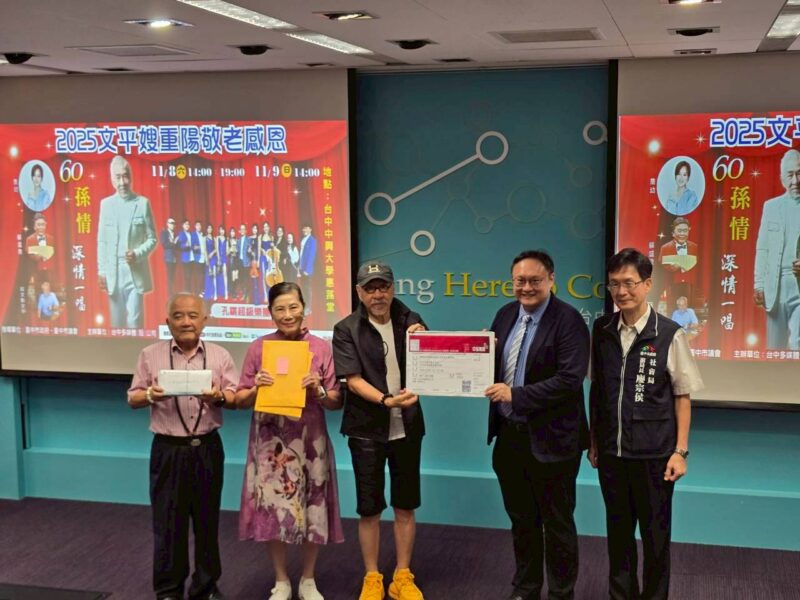 圖文:白沙屯媽祖首度駐駕加持痛苦歌王 81歲高齡挑戰金氏世界紀錄2天唱3場。