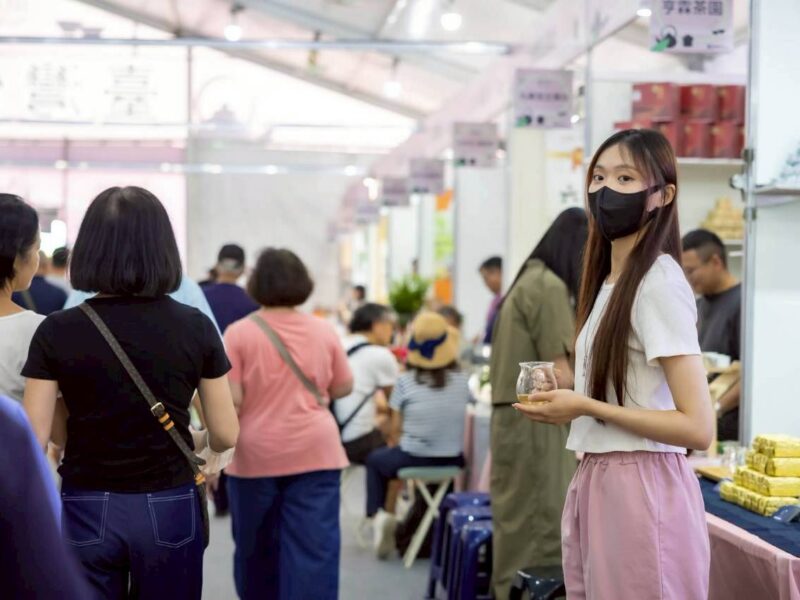 圖文：南投世界茶業博覽會開幕 許淑華親啟2024年封存的茶甕舀出茶葉給茶藝師象徵傳承。
