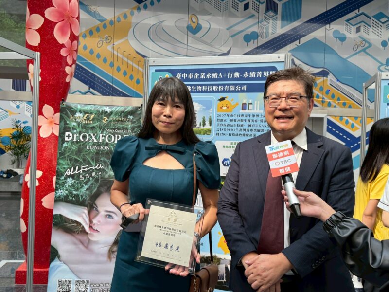 圖文:歐思佛生技邱惠敏董事長(左)/歐思佛生技創辦人陳耀寬博士(右)。