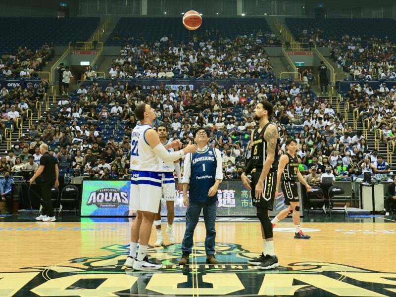 高雄全家海神主場開幕戰  陳其邁蒞臨開球 高雄全家海神主場開幕戰  陳其邁蒞臨開球