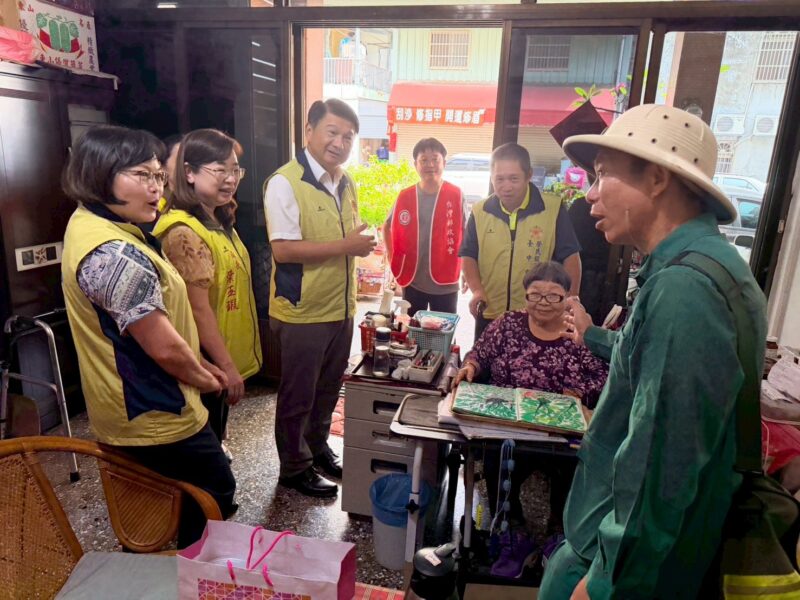 圖文:臺中郵局關懷獨居長者榮民「重陽九九 郵愛久久」公益活動。