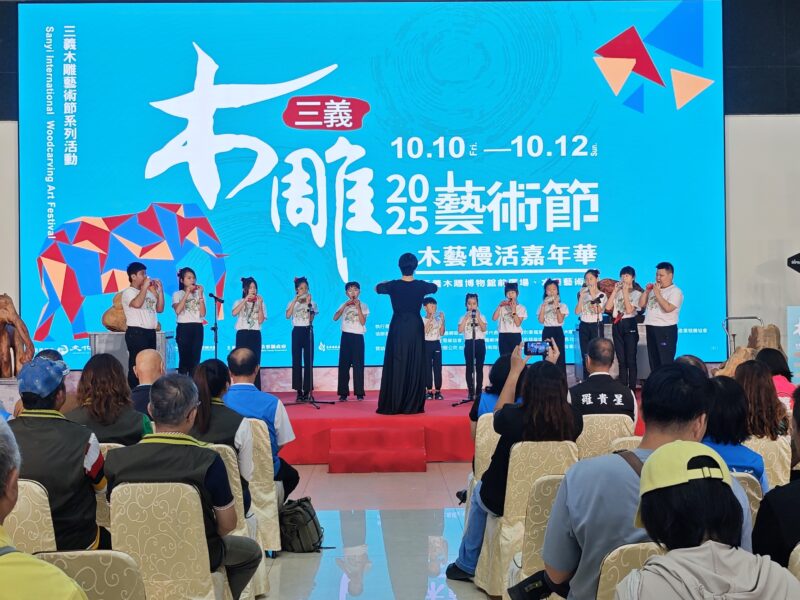 圖文：三義僑成國小陶笛隊陶笛表演。