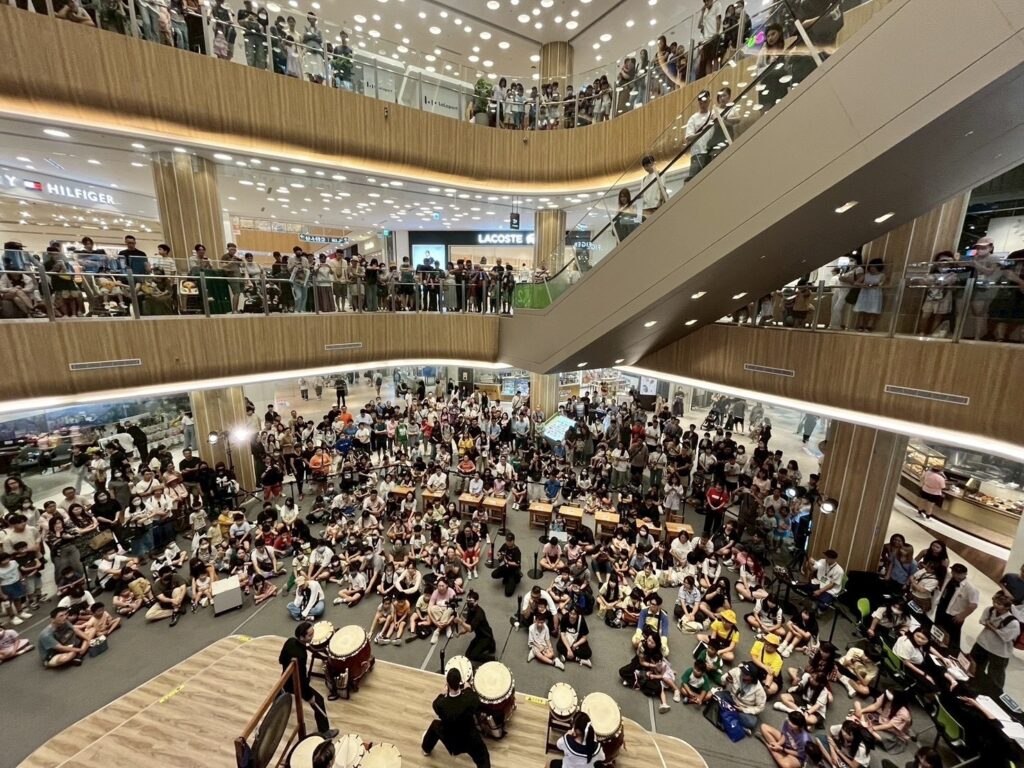 圖 吸引人潮-展現青春歡慶氛圍 記者王偉翻攝
