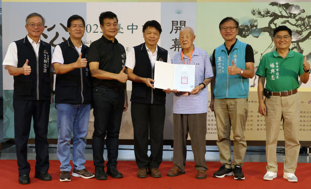 圖 文化局副局長曾能汀-左4-頒發感謝狀給高齡99歲參展者陳占鰲 記者王偉翻攝