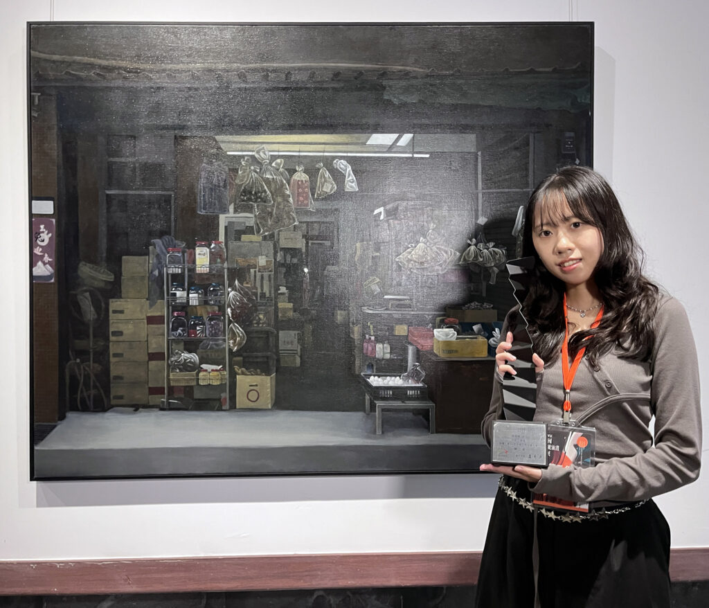 圖 吳思樺拿著獎座在第三名作品-餘溫-前合影 記者王偉翻攝