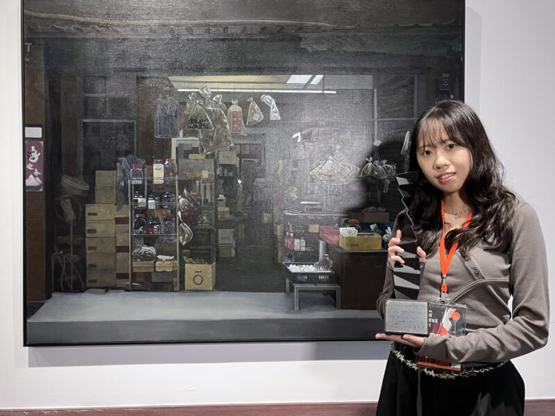 圖 吳思樺拿著獎座在第三名作品-餘溫-前合影 記者王偉翻攝