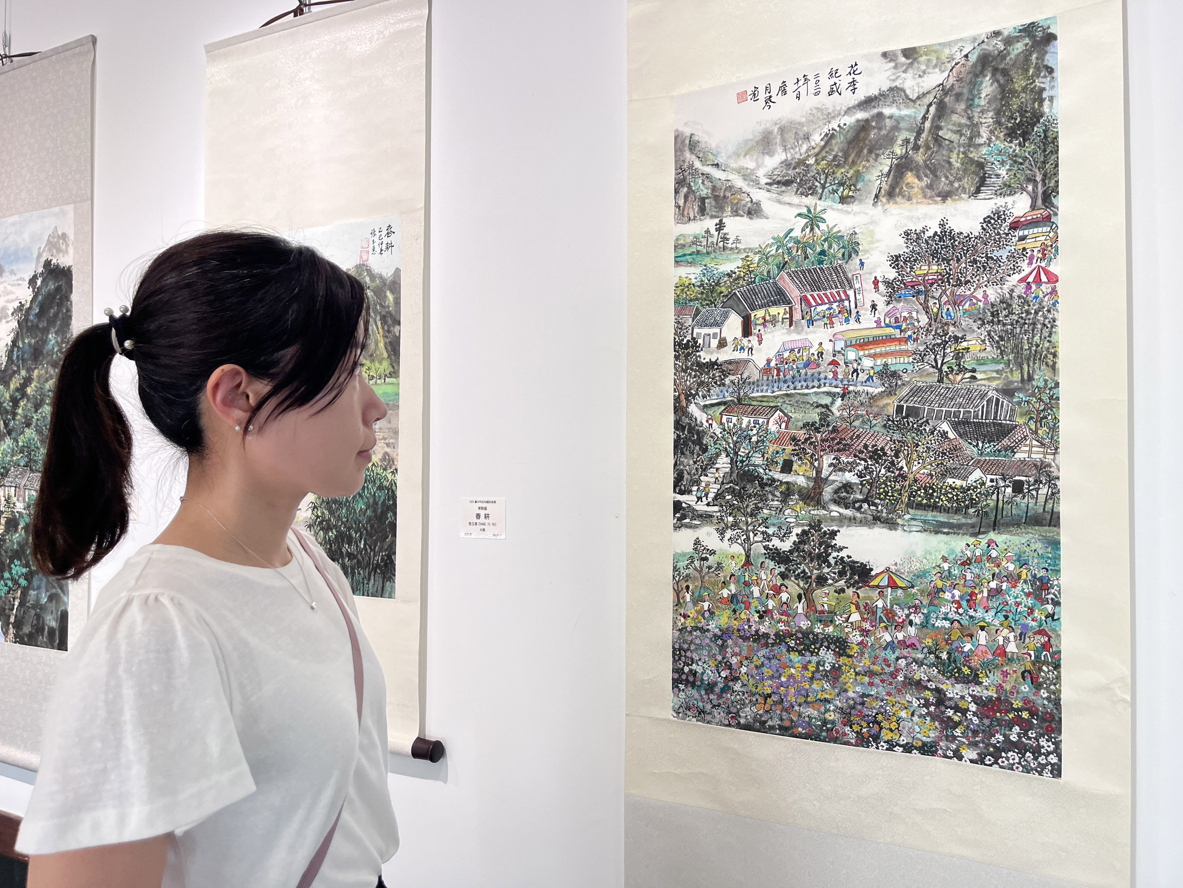 圖 黃詹月琴以水墨作品-花季紀盛-描繪地方繁盛的花季與熱鬧人群 記者王偉翻攝