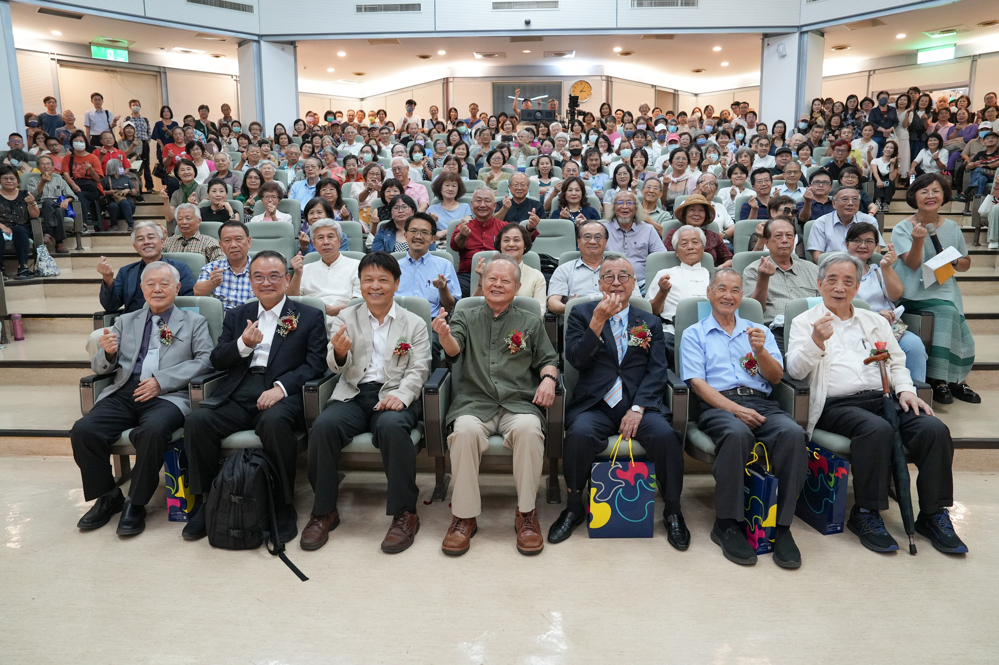 圖 蔡友開幕式-文化局副局長曾能汀及眾多藝術界-教育界貴賓共襄盛舉記者王偉翻攝