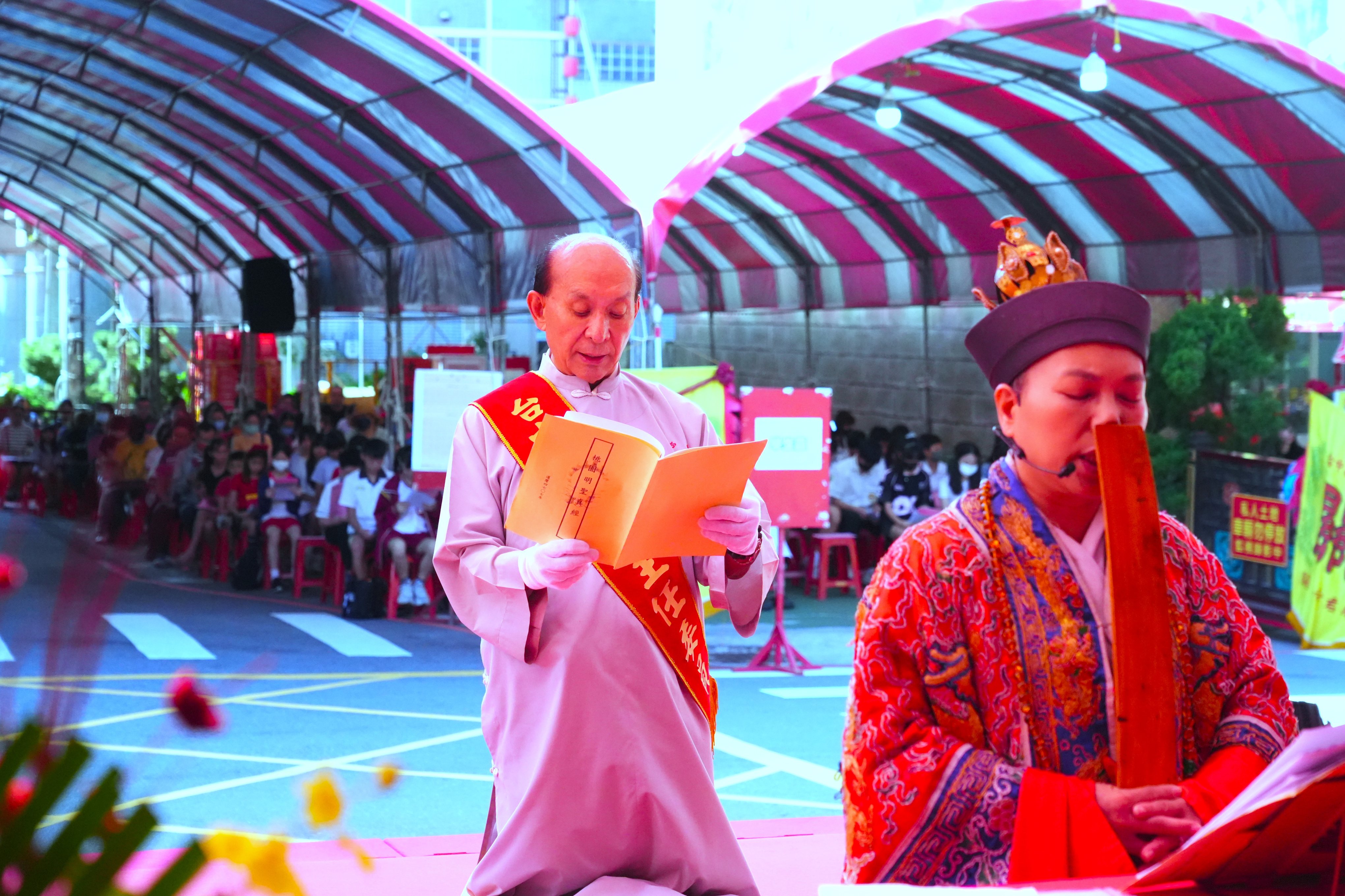 圖 台中南天宮主委吳光雄帶領大家齊誦桃園明聖經祈福 記者王偉翻攝
