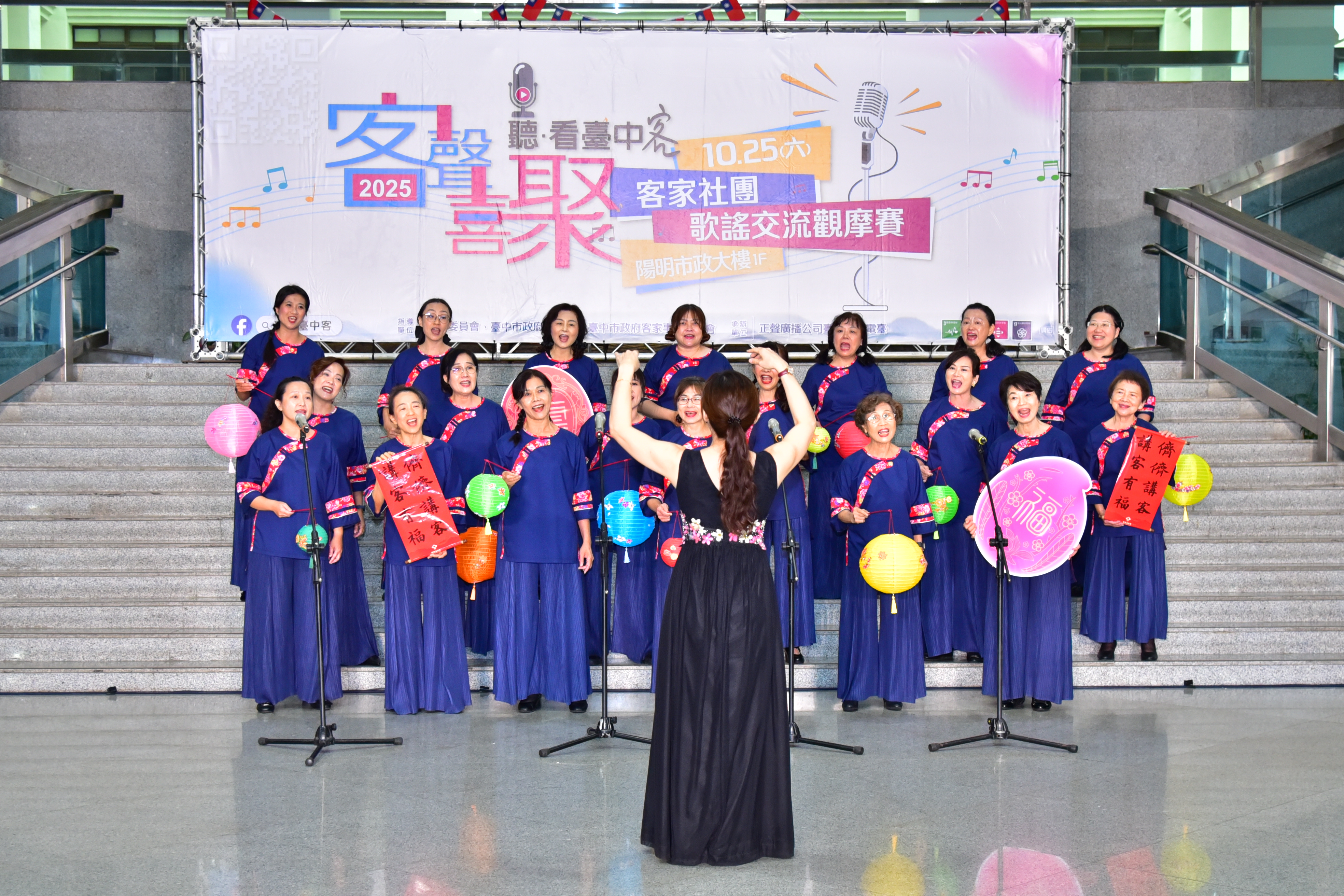 圖 台中藝術家女聲合唱團改編明哥菜車的-幸福新丁粄-變成合唱歌曲-獲滿堂掌聲 記者王偉翻攝