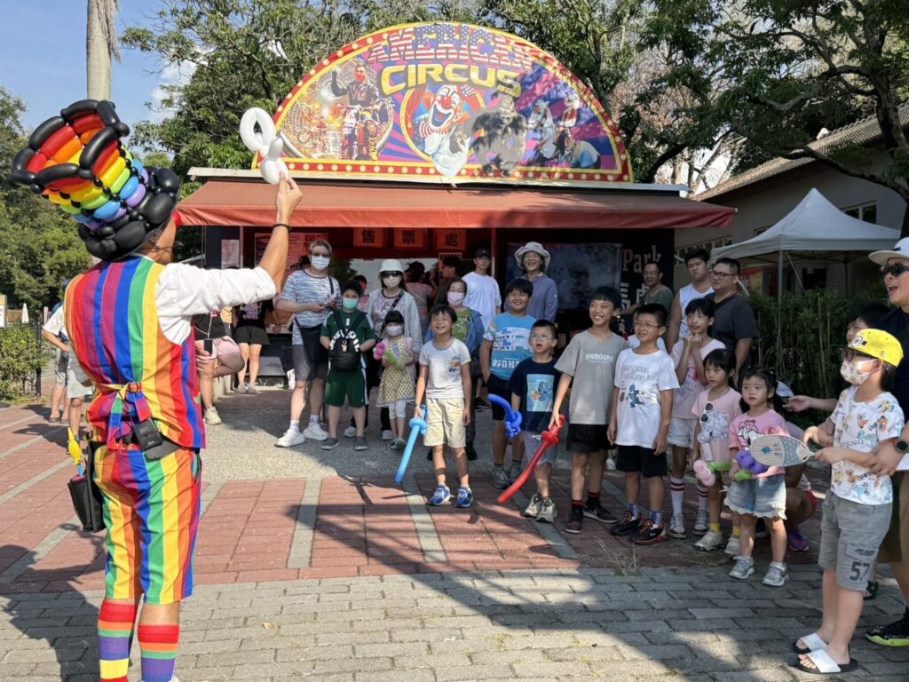 圖 后里馬場街藝匯演吸引民眾駐足欣賞 記者王偉翻攝
