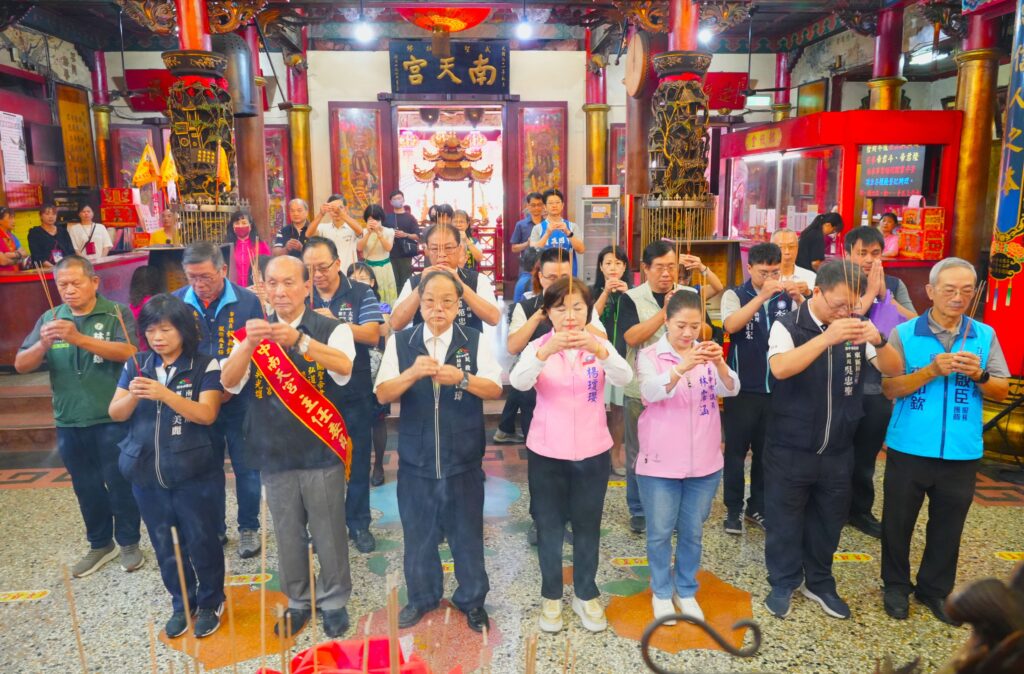 圖 吳局長前往台中南天宮參拜祈福 記者王偉翻攝