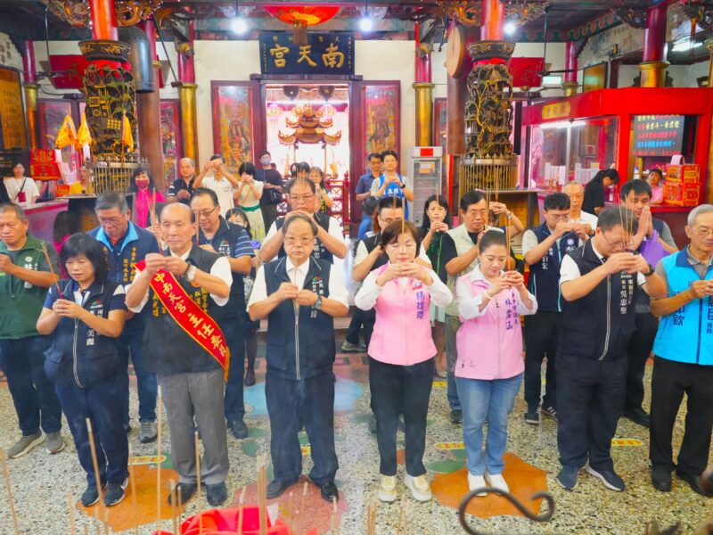 圖 吳局長前往台中南天宮參拜祈福 記者王偉翻攝