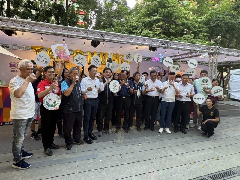 圖 來賓共同推薦臺中市醉美-咖啡-大豆及農特產品 記者王偉翻攝