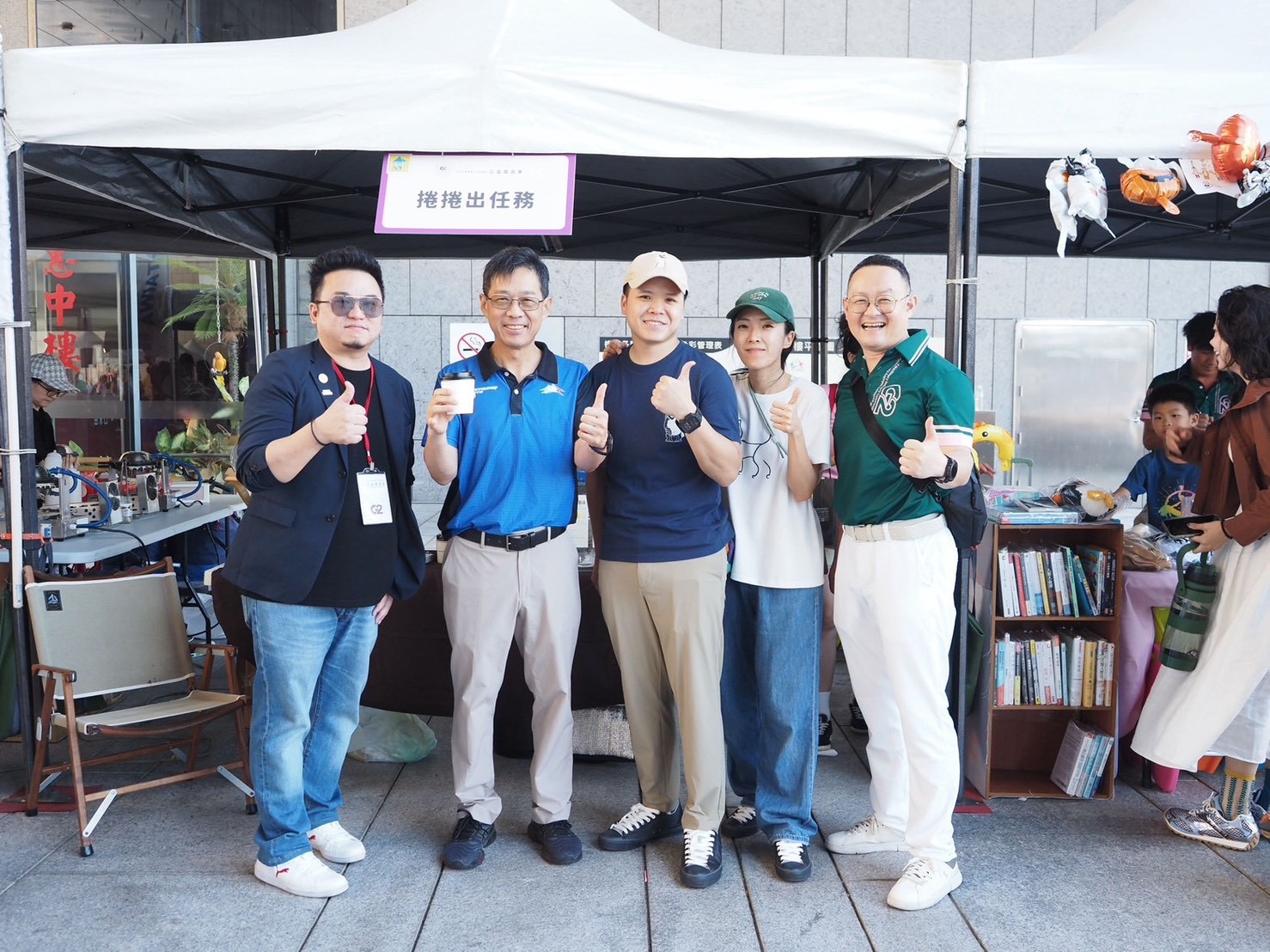 圖 張局長與協會會員-攤位合影 記者王偉翻攝