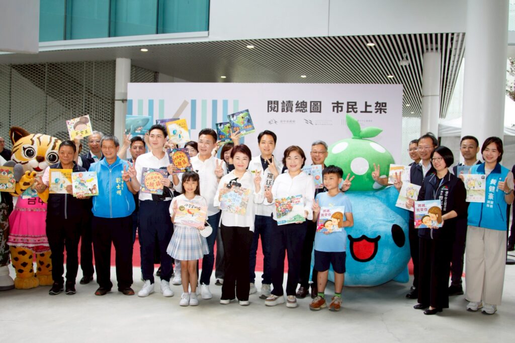 圖 盧市長與眾人拿起書籍合影 記者王偉翻攝