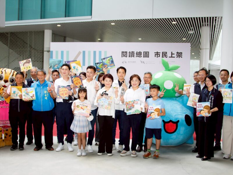 圖 盧市長與眾人拿起書籍合影 記者王偉翻攝