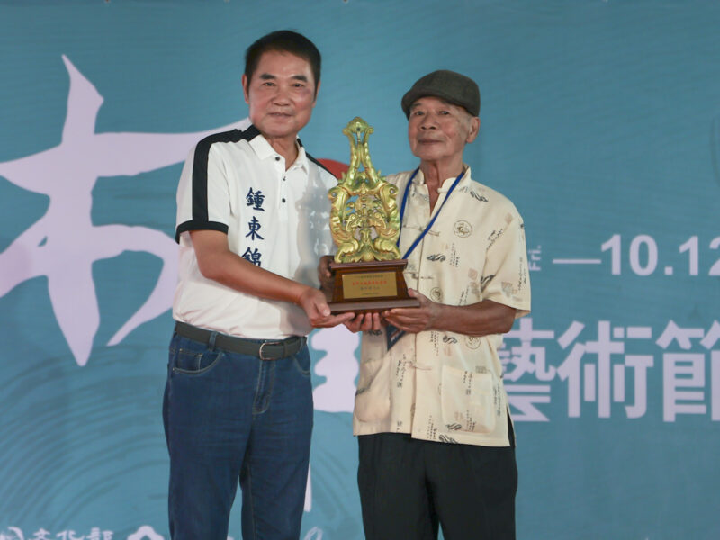 圖文:苗栗縣鍾東錦縣長為今年臺灣木雕薪傳成就獎得主黃弘彥頒獎。