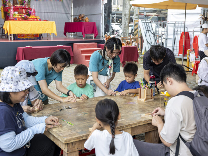 圖文:親子遊客共同完成木雕DIY。