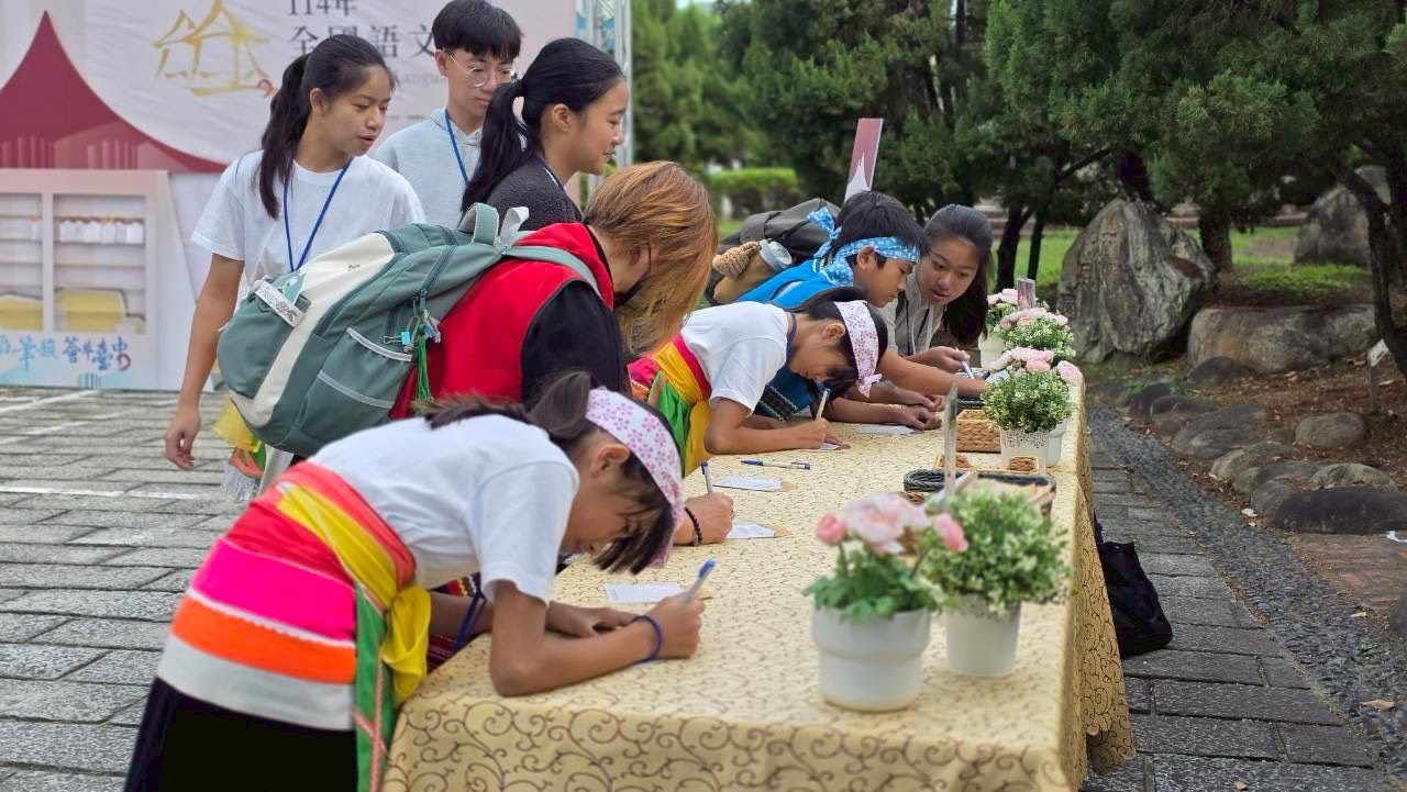 圖 競賽員於祈願區寫下祝福語 記者王偉翻攝