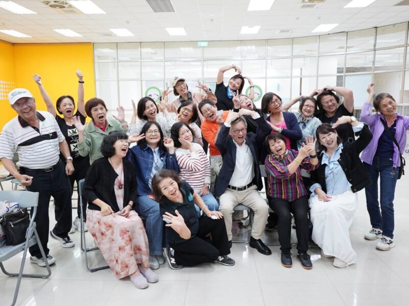 圖文：台中「銀向學習2.0」啟動  僑光科大助中高齡長者玩轉AI創意。