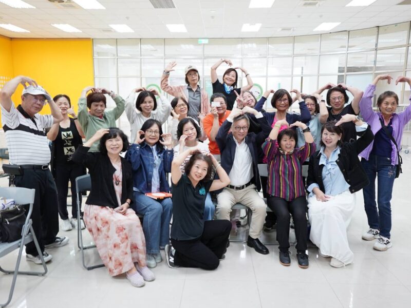 圖文：台中「銀向學習2.0」啟動  僑光科大助中高齡長者玩轉AI創意。