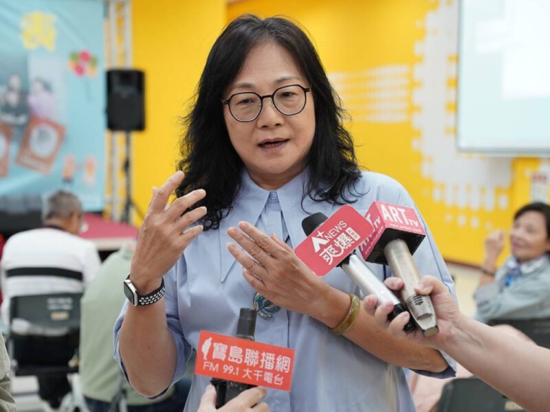 圖文：台中「銀向學習2.0」啟動  僑光科大助中高齡長者玩轉AI創意。