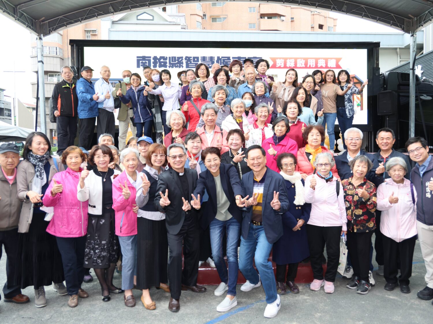 南投縣府打造智慧候車亭 太陽能供電、即時資訊一站搞定