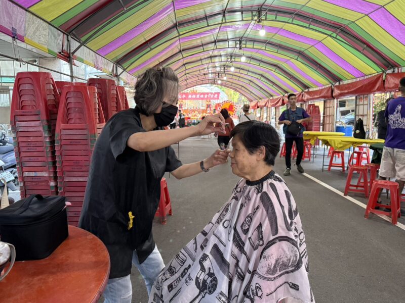 圖文:土城無極慈臨宮十週年宮慶 義相、義診、義剪三公益並行。