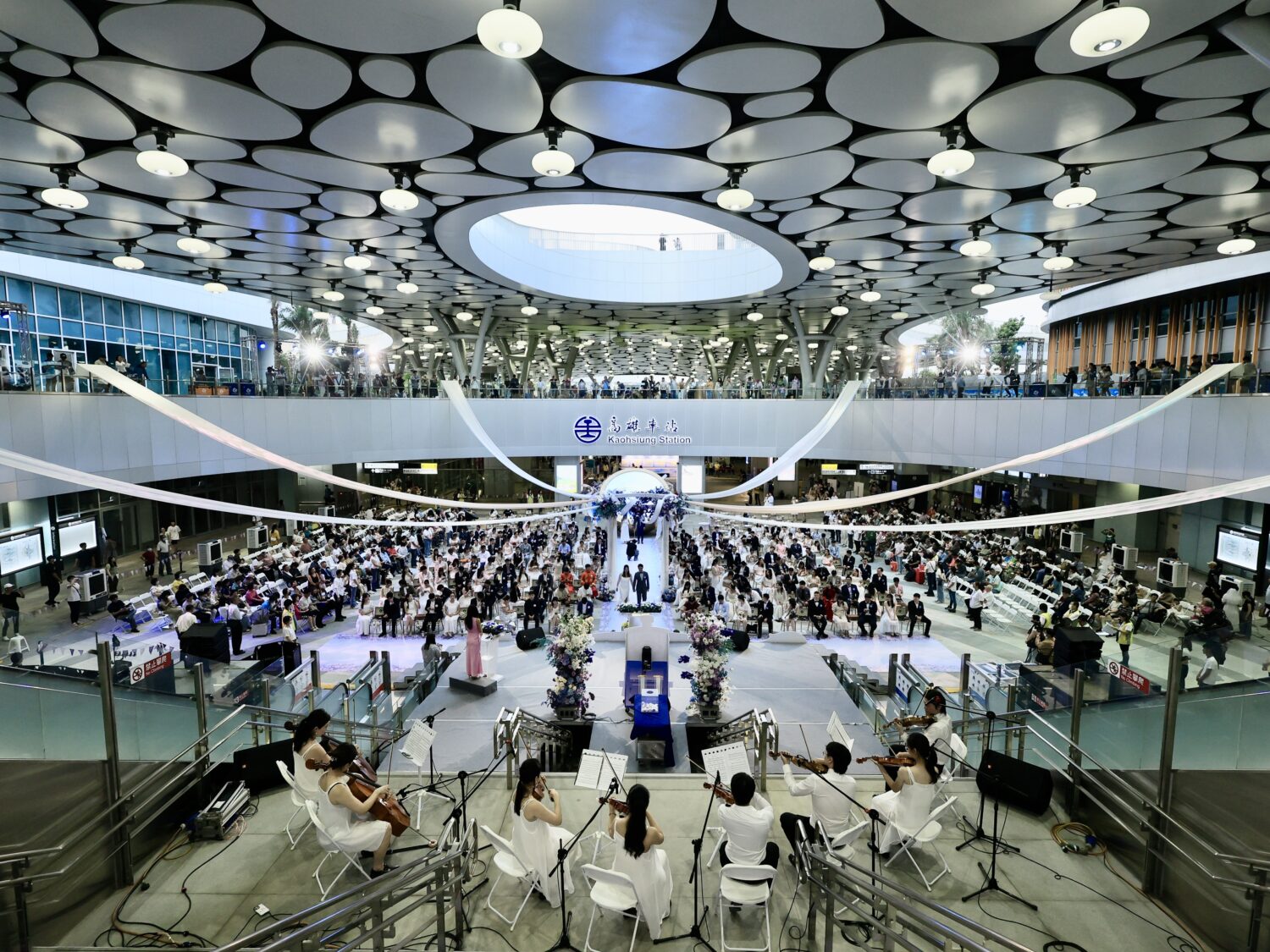 高市府打造「幸福車站」集團婚禮 115對新人攜手啟程