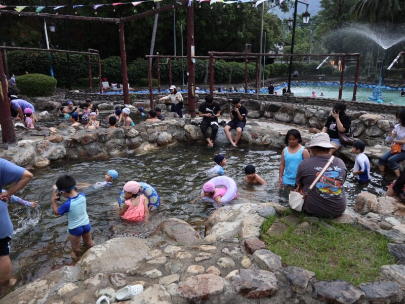 圖文:南投北港溪溫泉嘉年華開跑 縣府邀民眾來泡湯消費抽大獎。