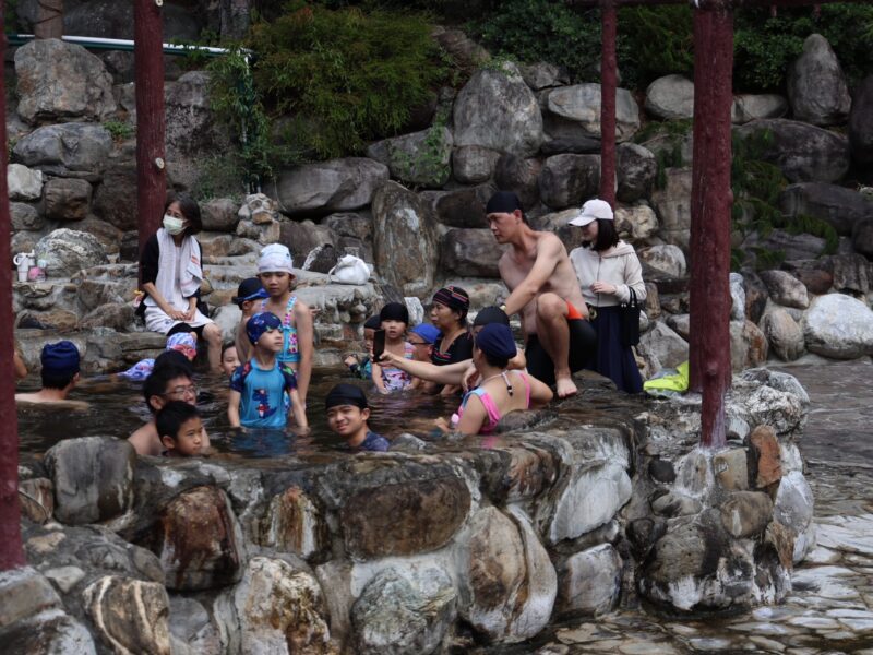 圖文:南投北港溪溫泉嘉年華開跑 縣府邀民眾來泡湯消費抽大獎。