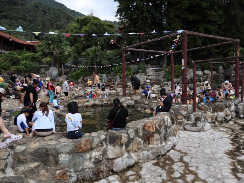 圖文:南投北港溪溫泉嘉年華開跑 縣府邀民眾來泡湯消費抽大獎。