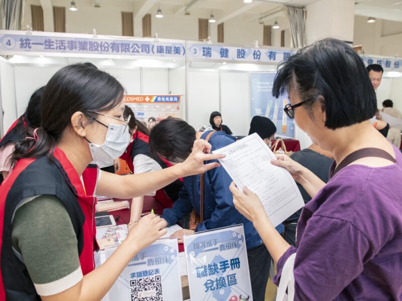 桃市府就職處年終徵才現場氣氛熱絡　職來運轉開薪局