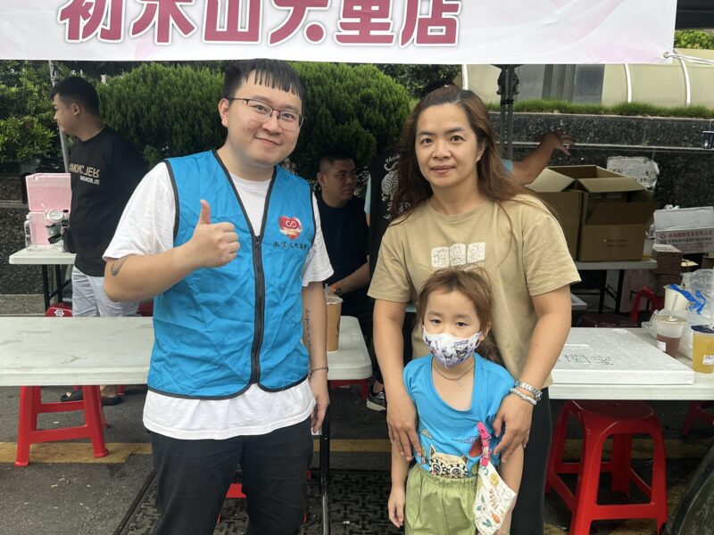 圖文:慈善會共同挽袖捐熱血匯聚成希望 霧峰捐血湧百人響應、台中市社會福利事業協進會、大里三賢宮理事長許大實/提供。