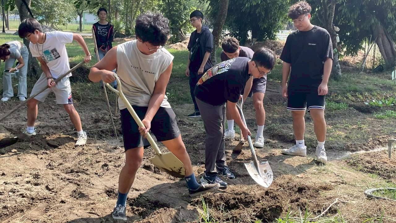 高雄大學推動食農教育  「從土地到餐桌」帶領學生闢田耕種