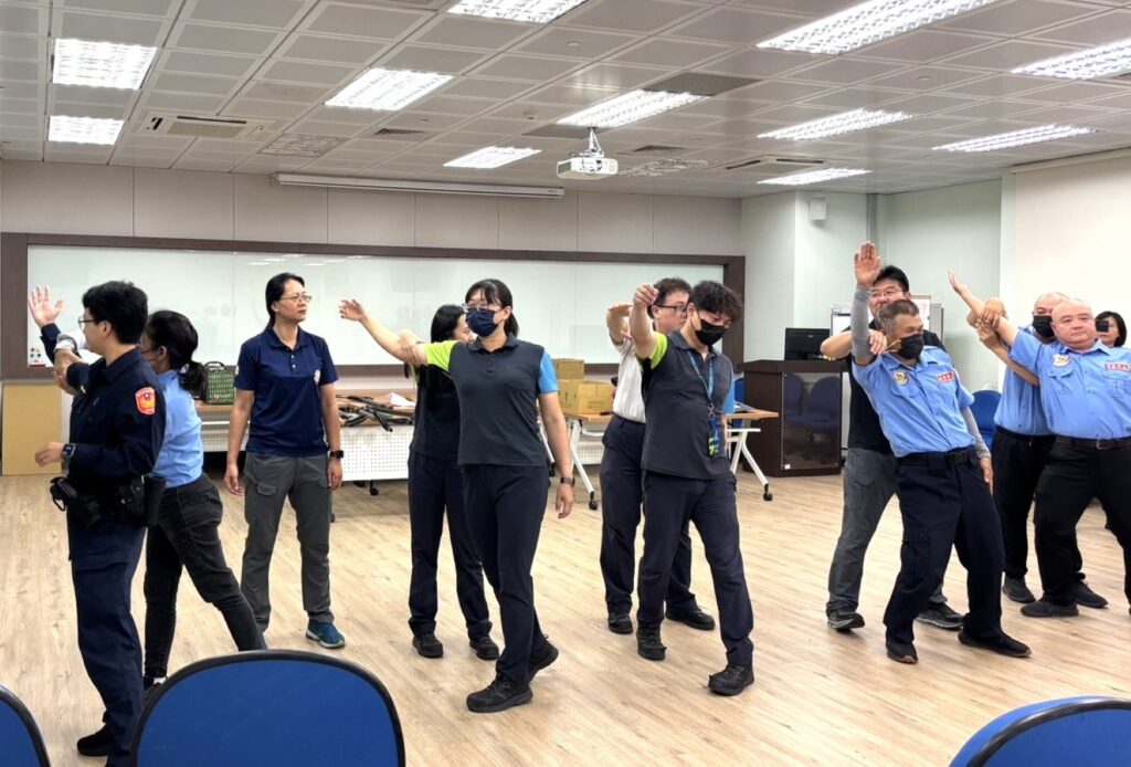 圖 中市警教官指導中捷第一線人員防身技巧 記者王偉翻攝