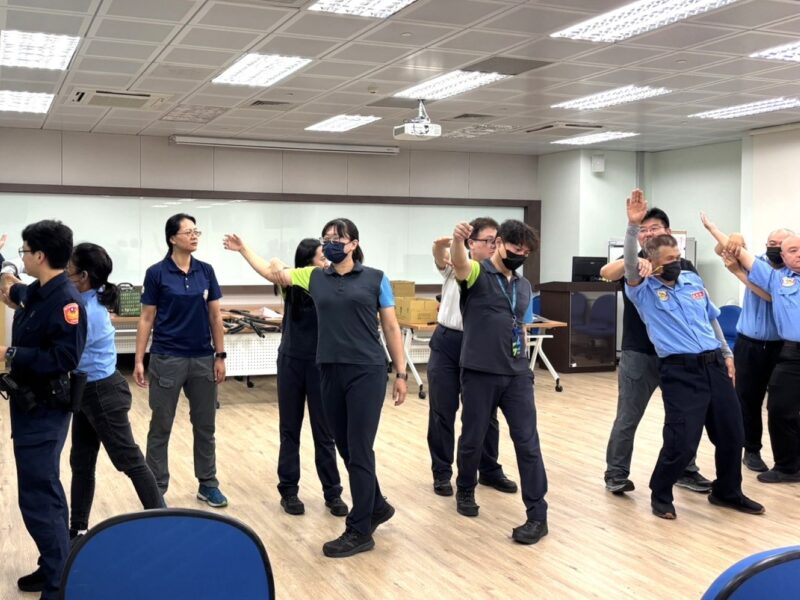 圖 中市警教官指導中捷第一線人員防身技巧 記者王偉翻攝
