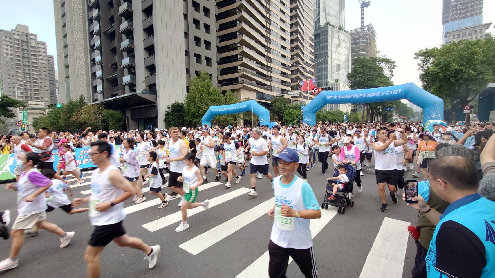 圖 參加人數重回疫情前巔峰-吸引逾2萬5-000名跑者共襄盛舉 記者王偉翻攝