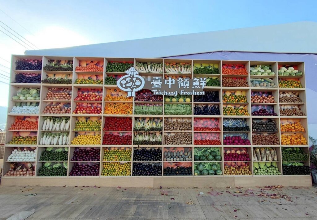 圖 高達4公尺的-臺中領鮮-巨型蔬果打卡牆 記者王偉翻攝