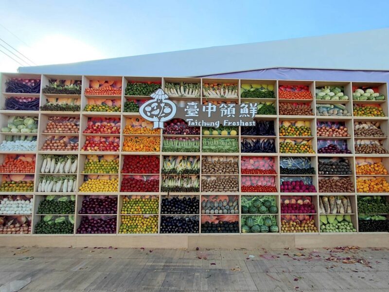 圖 高達4公尺的-臺中領鮮-巨型蔬果打卡牆 記者王偉翻攝