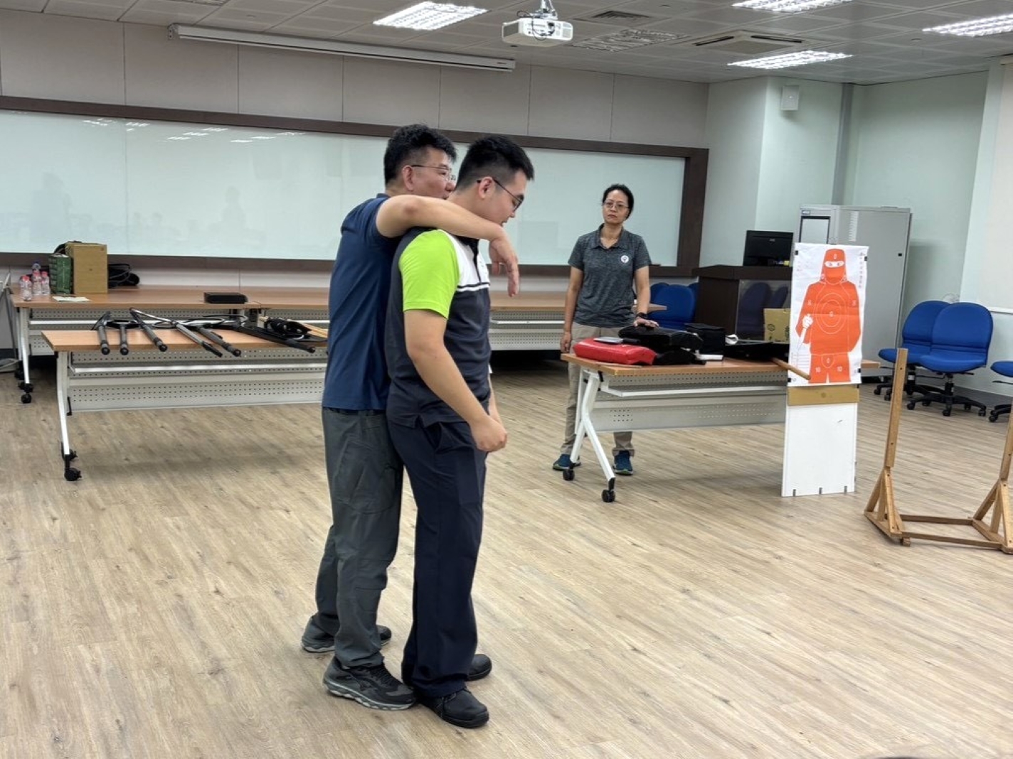 圖 教官指導徒手反制技巧 記者王偉翻攝