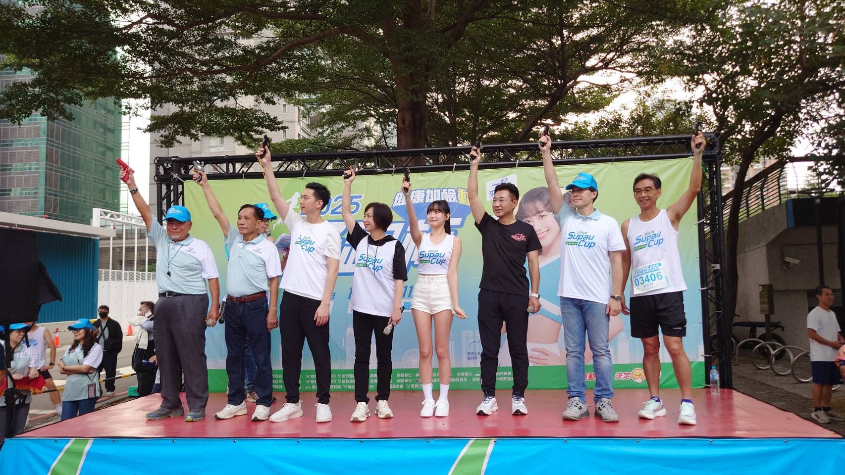 圖 維他露企業邵董事長等來賓與邊荷律一起為跑者鳴槍 記者王偉翻攝