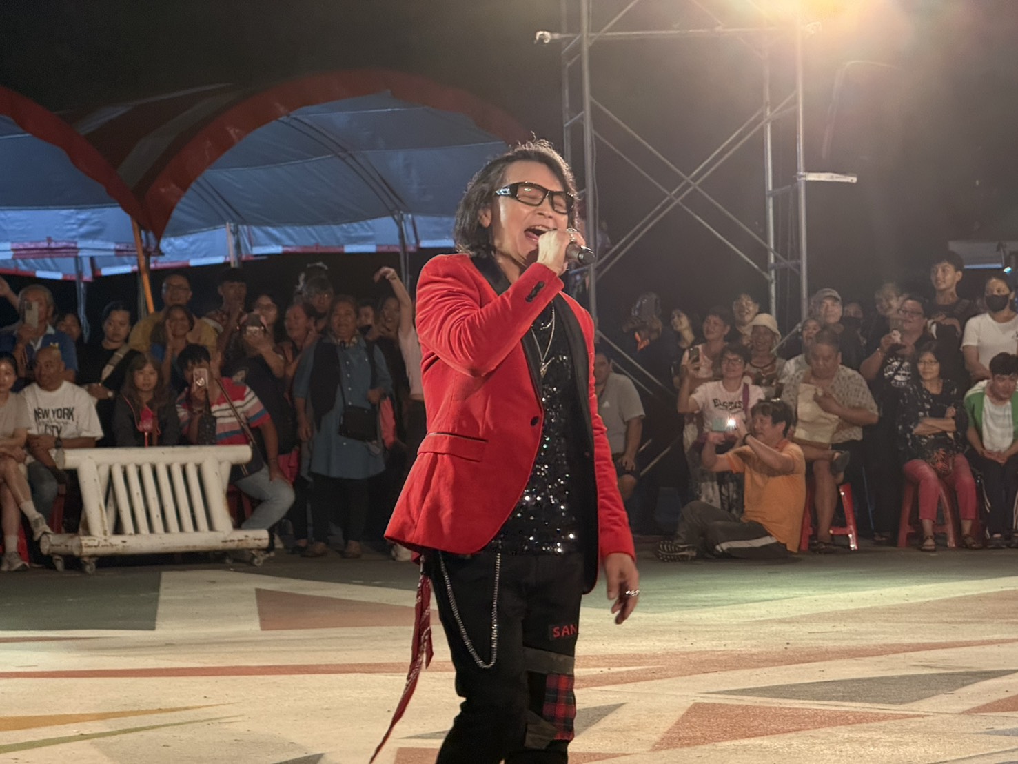 圖 雙金歌王-沈文程現場熱情開唱 記者王偉翻攝