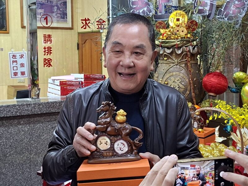 圖文：紫南宮馬年錢母馬背載金元寶 象徵財運奔騰、滿載而歸。