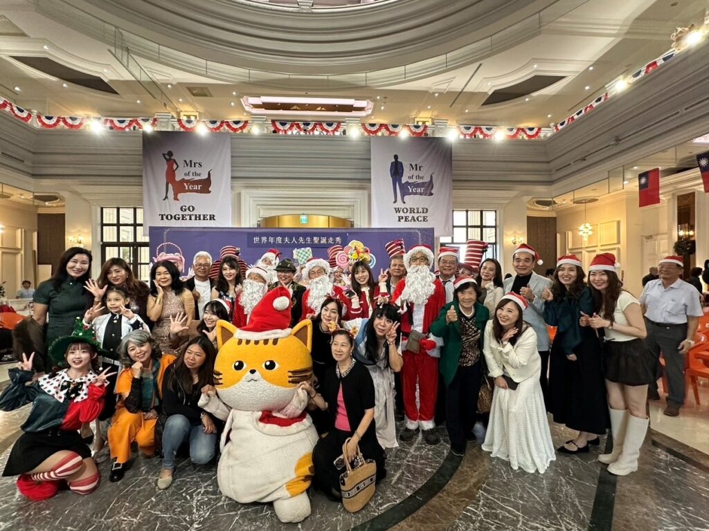 圖文：佐登妮絲集團陳爸（飾聖誕老公公）、佐登妮絲集團副董事長陳政治、佐登妮絲集團執行長陳佳琦、歐思佛生技創辦人陳耀寬教授、活動貴賓合影。