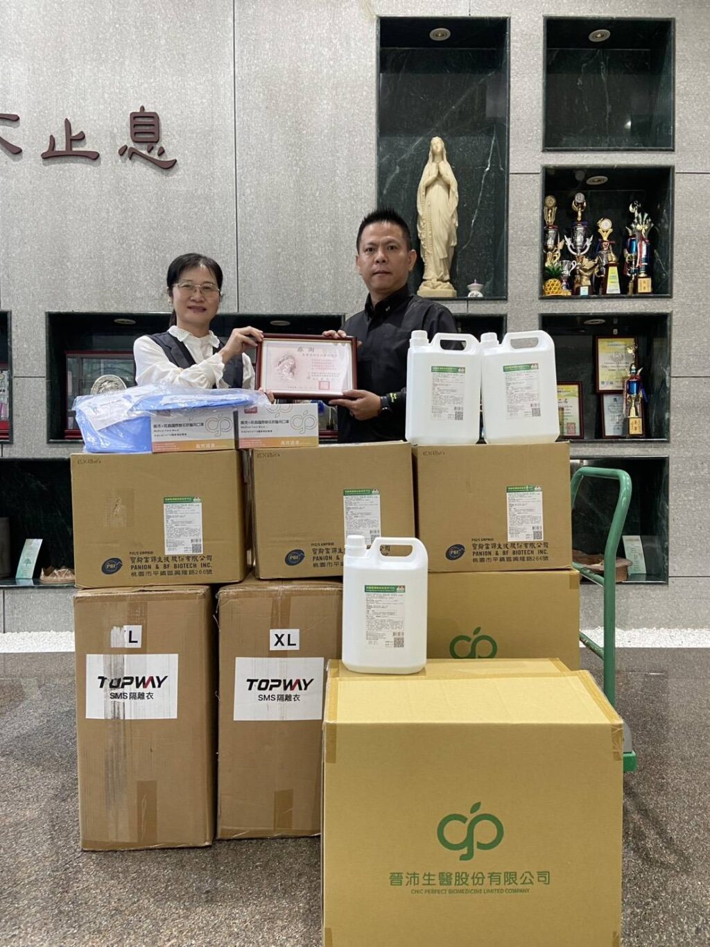 圖文：左園長蔡春足，右萬豐團隊趙晉潁。